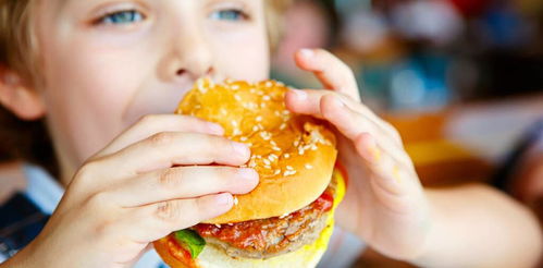 為何外國人常食“垃圾食品”卻依然強健？背后原因深度解析